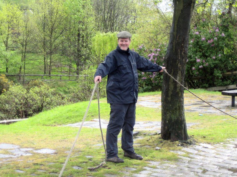 Wot no mooring rings, Phil helps out