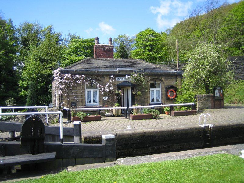 Salterhebble top lock & cottage