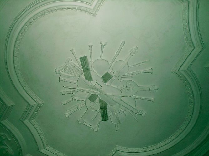Plaster ceiling in the dining room