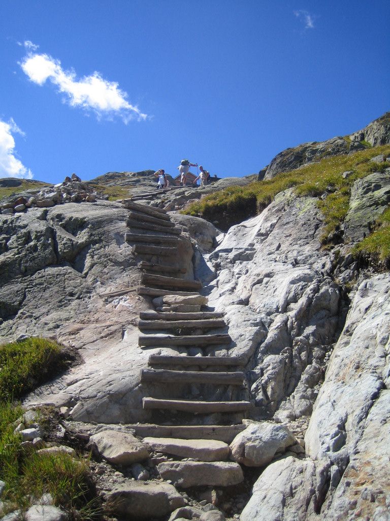 Climbing down to Lacs du Chserys